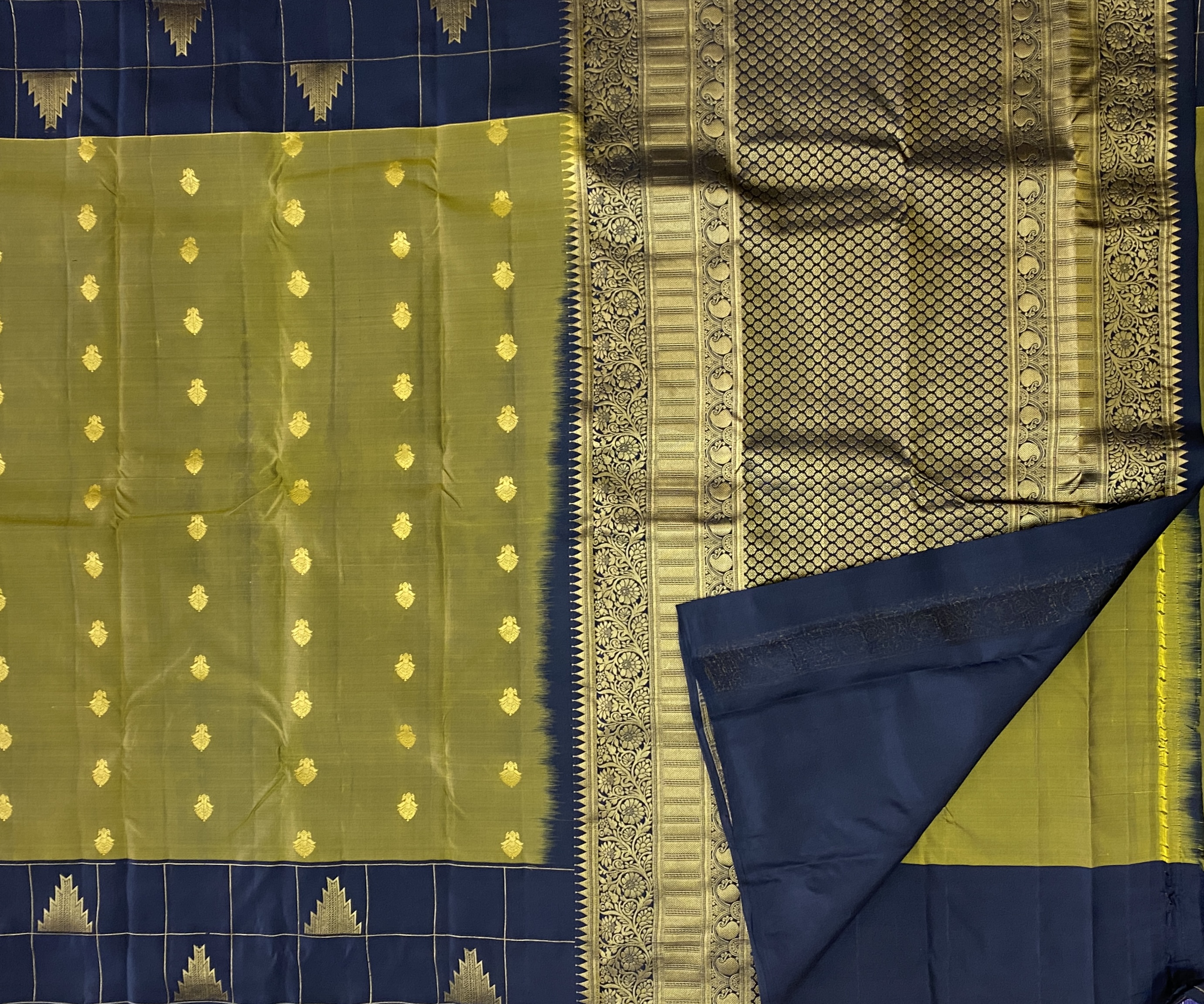 Vaidehi โ The Temple Border Delights Sarees 18279 Vaidehi โ The Temple Border Delights Sarees 18279
