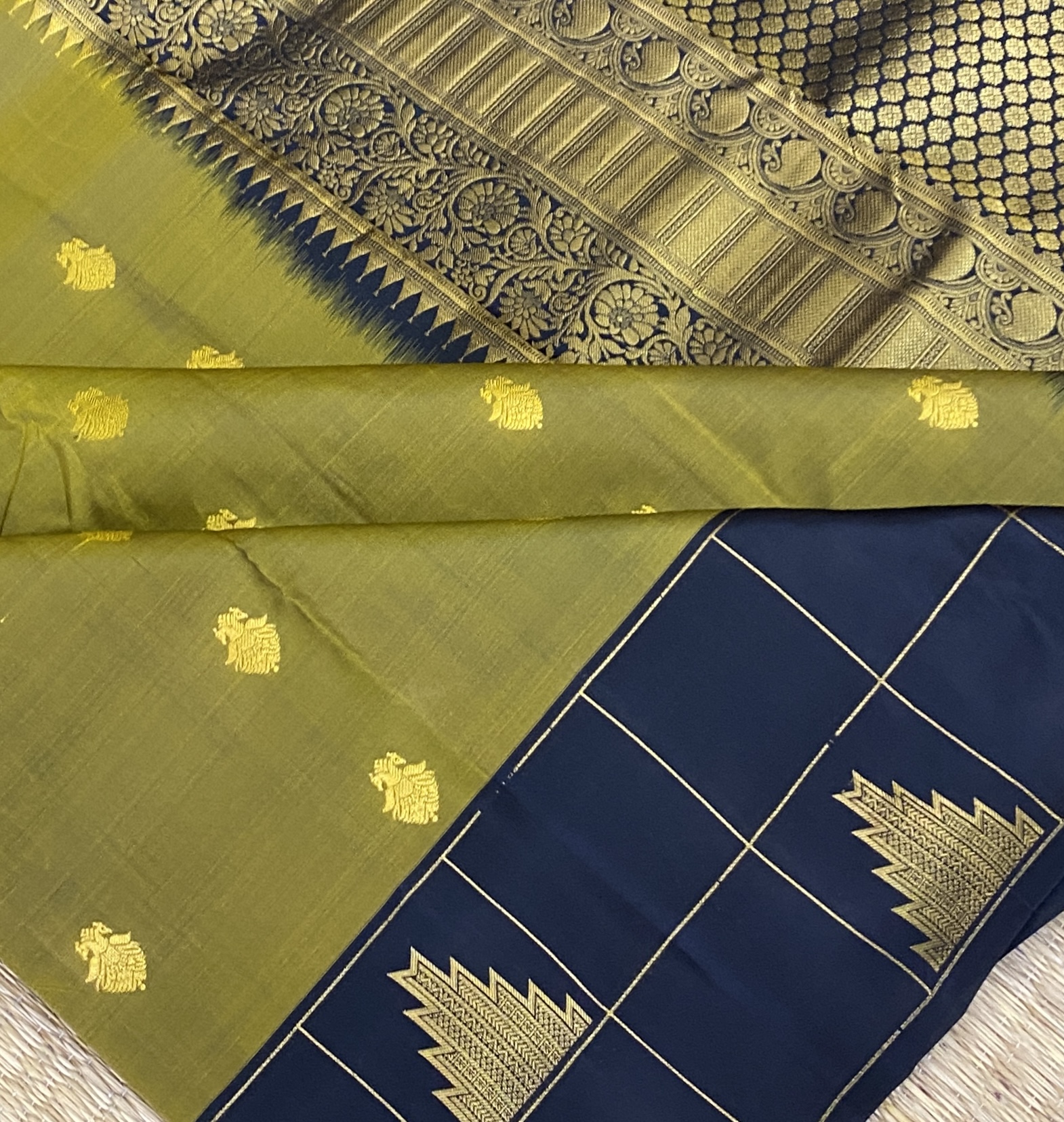 Vaidehi โ The Temple Border Delights Sarees 18279 Vaidehi โ The Temple Border Delights Sarees 18279